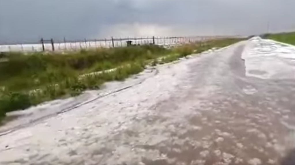 Camino rural tapado por hielo y agua tras el granizo en Balcarce