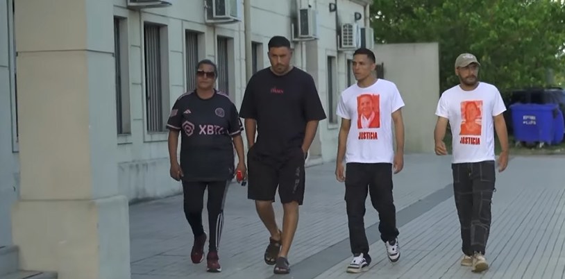 Los hijos de Nancy Godoy caminan hacia la Unidad Fiscal de Esquina con remeras que piden justicia