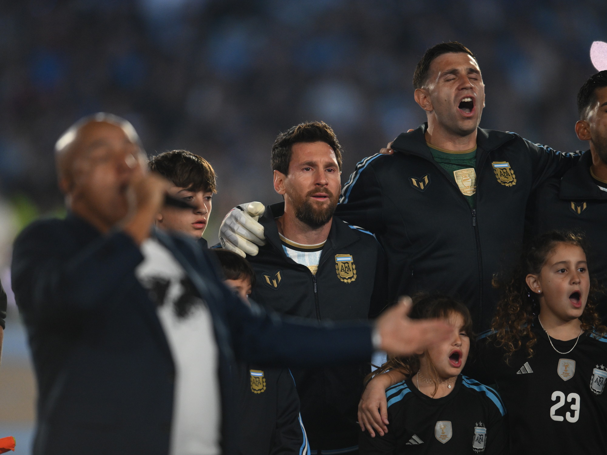 Lionel Messi con sus hijos durante el himno en el Monumental