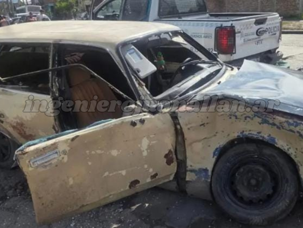 El auto Dodge 1500 destruido tras el choque con un patrullero en Ingeniero Budge
