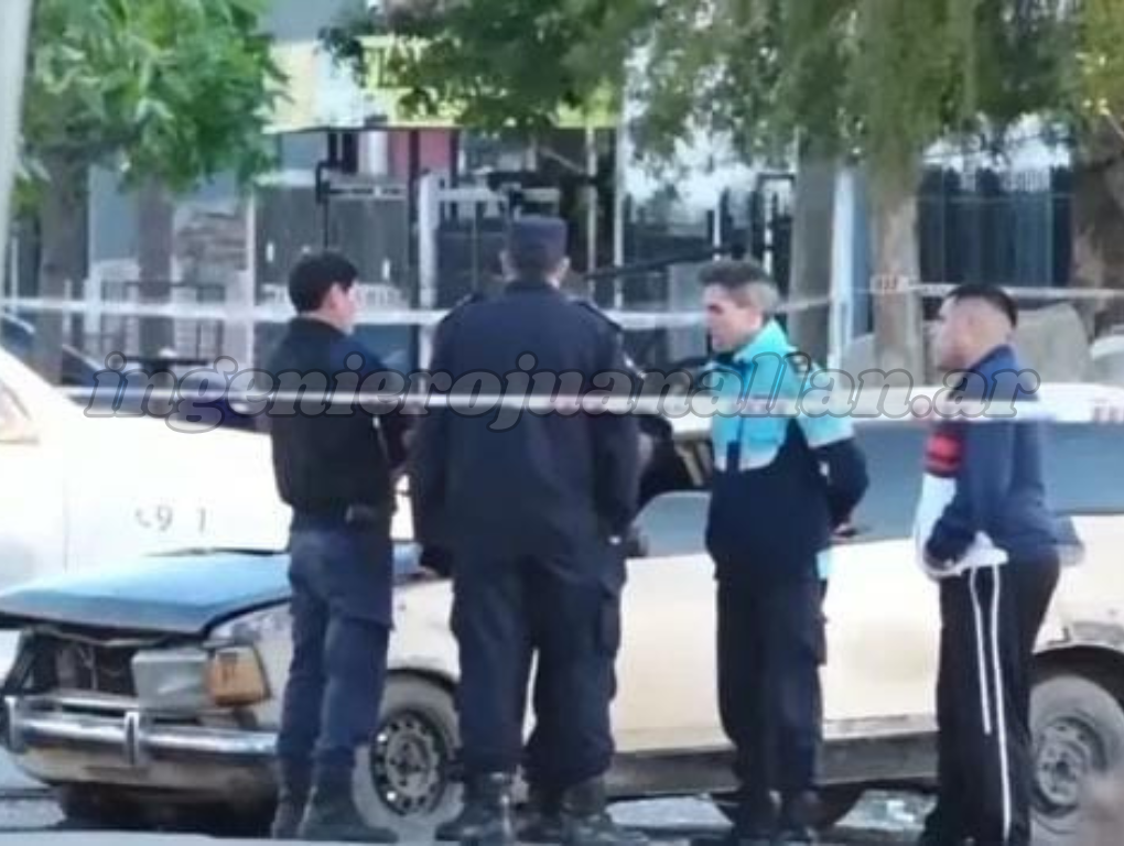 Policías en la zona vallada del choque en Ingeniero Budge