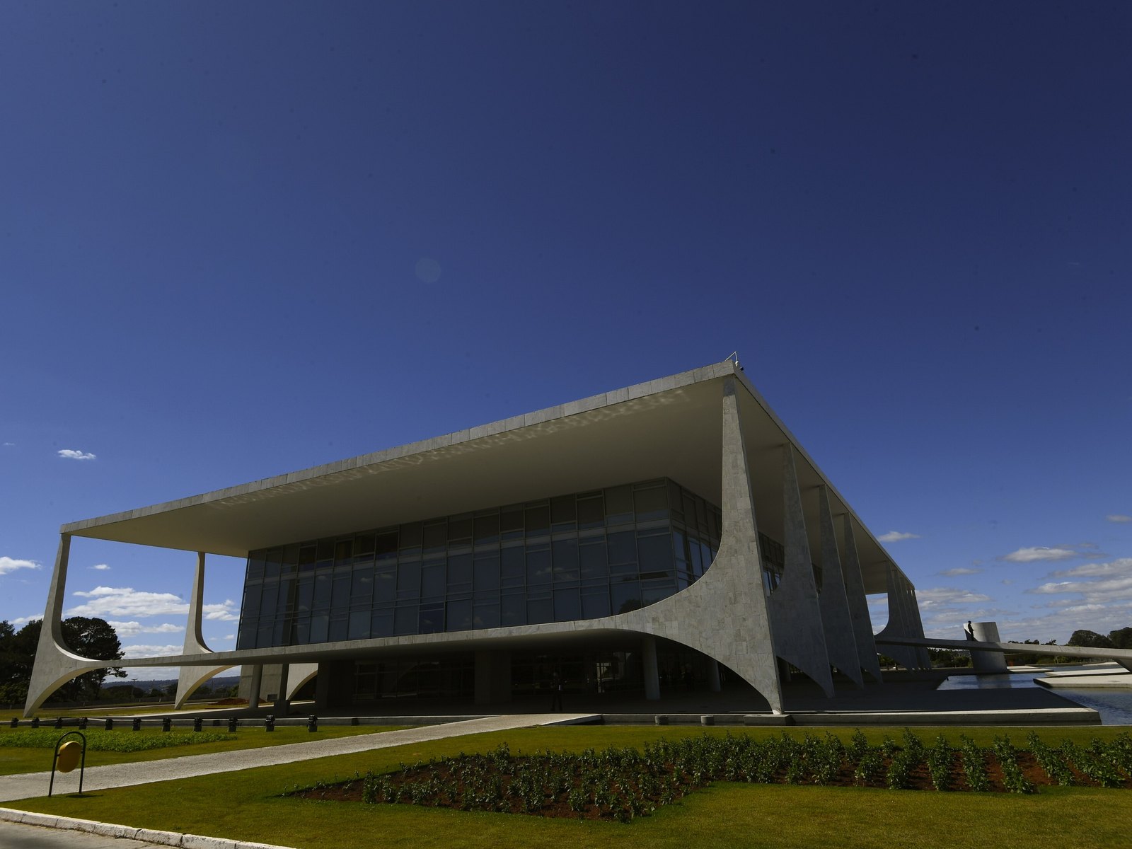 Palacio del Planalto, sede del gobierno de Brasil en Brasilia, edificio moderno de columnas blancas curvas bajo un cielo azul