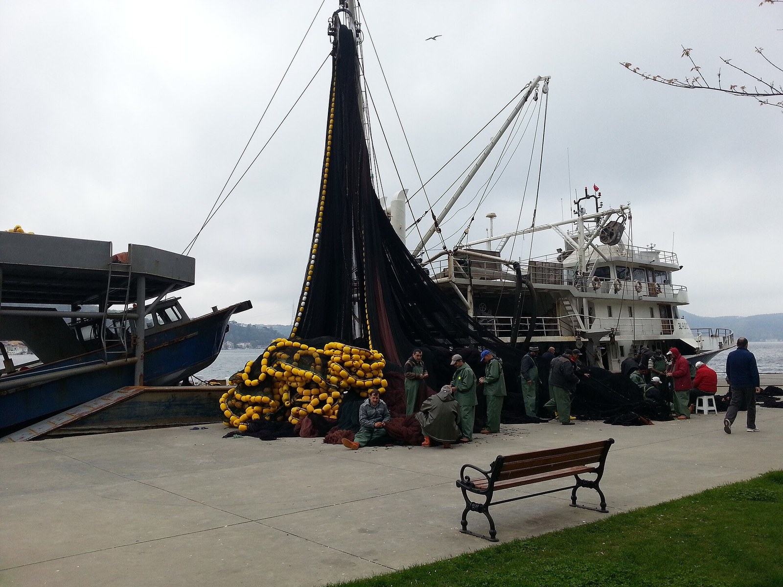 Costa de Büyükdere, en el distrito de Sarıyer de Estambul, con un barco pesquero amarrado y el Bósforo de fondo