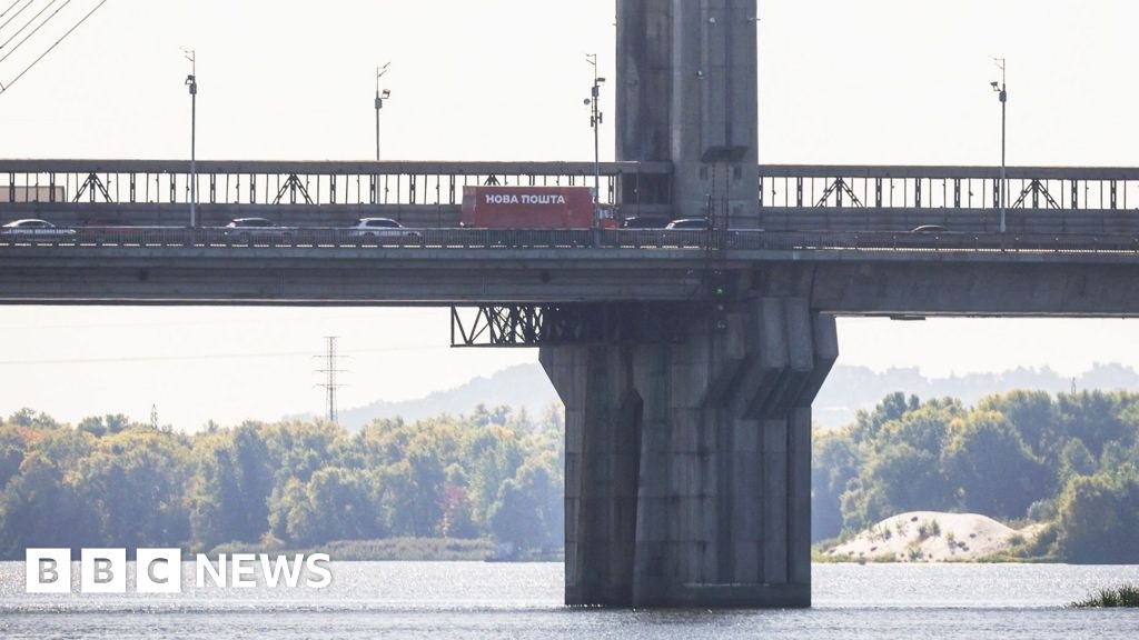 Base de un pilar del puente Pivdennyi en Kiev tras impacto de drones
