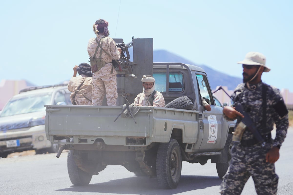 Soldados yemeníes armados en una camioneta con una ametralladora sobre la ruta costera entre Adén y Moca
