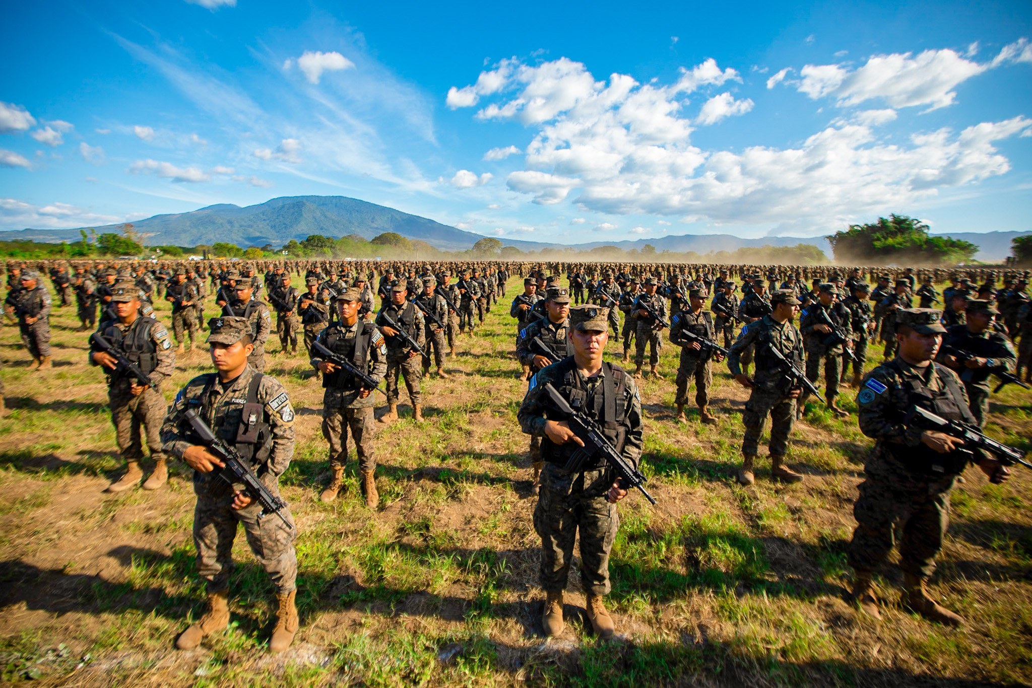 Fuerzas salvadoreñas en Haití: soldados de la Fuerza Armada de El Salvador formados con fusiles en un campo, con montañas al fondo