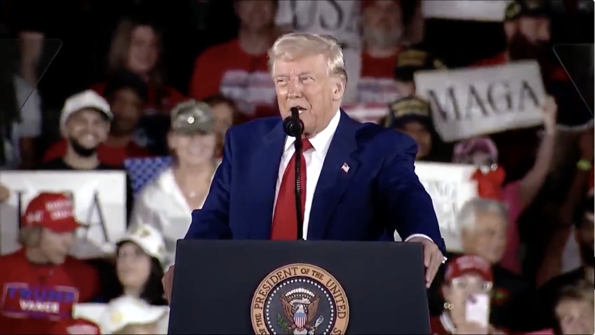 Trump amenaza a Cuba: el presidente de Estados Unidos habla en un atril con el sello presidencial ante un público con carteles en un acto