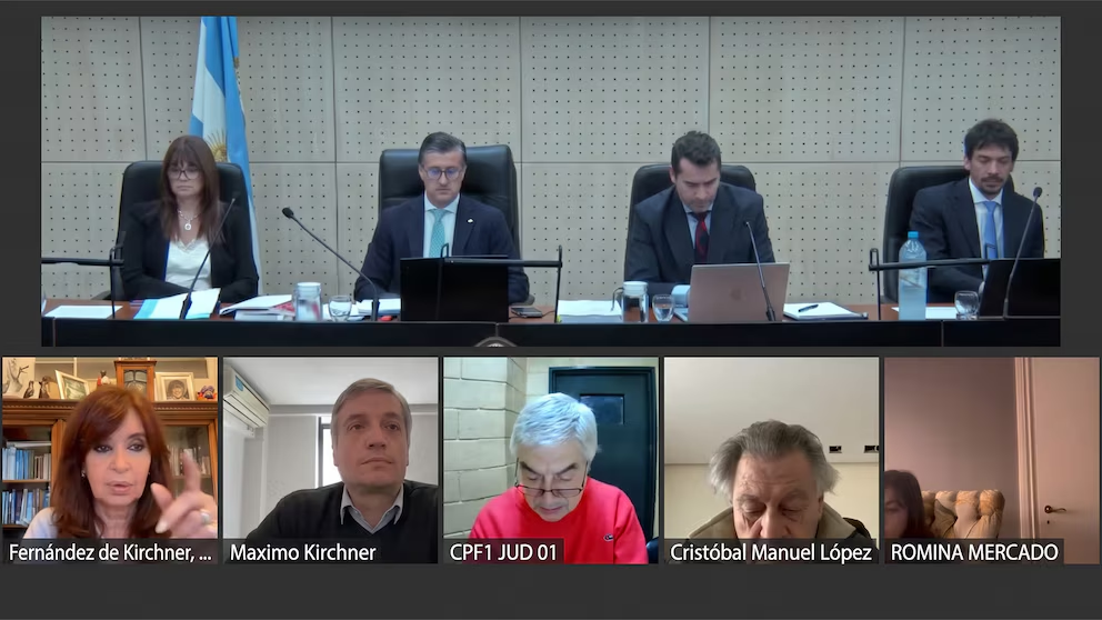 Audiencia virtual del juicio Hotesur: el tribunal arriba y, abajo, Cristina Fernández de Kirchner, Máximo Kirchner, Cristóbal López y Romina Mercado conectados