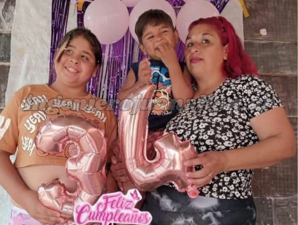 Karen Lobos junto a sus dos hijos en un cumpleaños: murió una familia en un incendio en José C. Paz