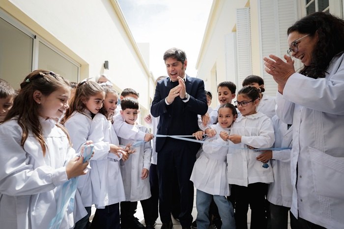 Axel Kicillof junto a alumnos en la Escuela Primaria N°1 de General Villegas, en medio del debate por las reelecciones indefinidas