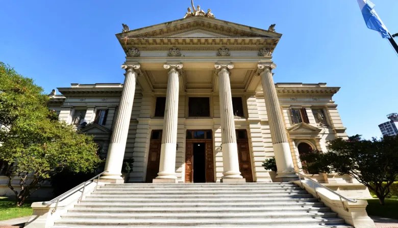Palacio de la Legislatura bonaerense en La Plata, donde debería debatirse el proyecto de reelecciones indefinidas