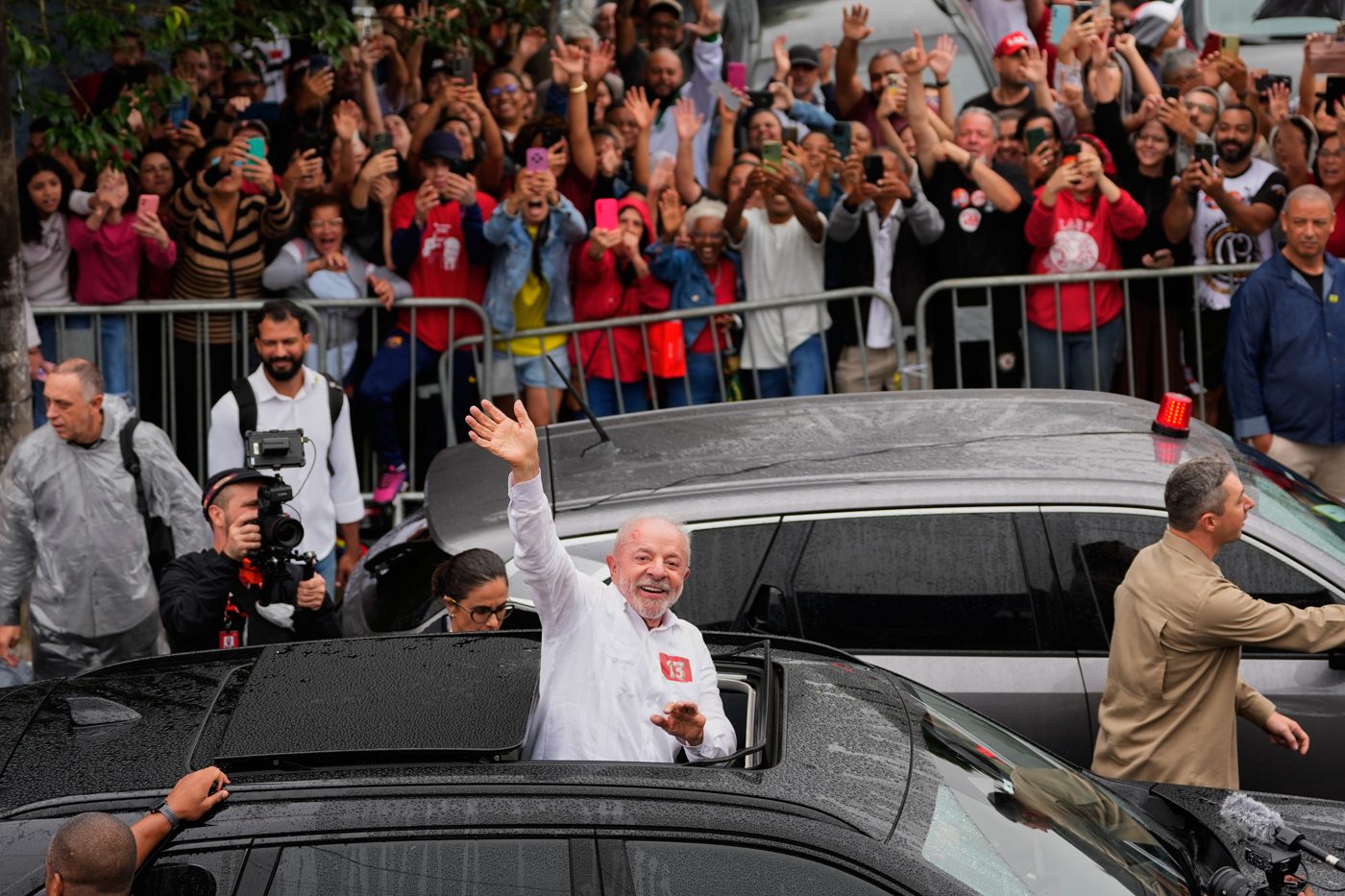 Lula saluda desde un auto a sus simpatizantes después de votar en São Bernardo do Campo en el balotaje de Brasil