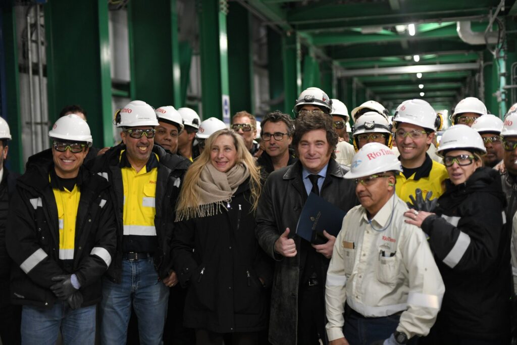 Javier Milei y Karina Milei junto a trabajadores mineros de Rio Tinto en Catamarca