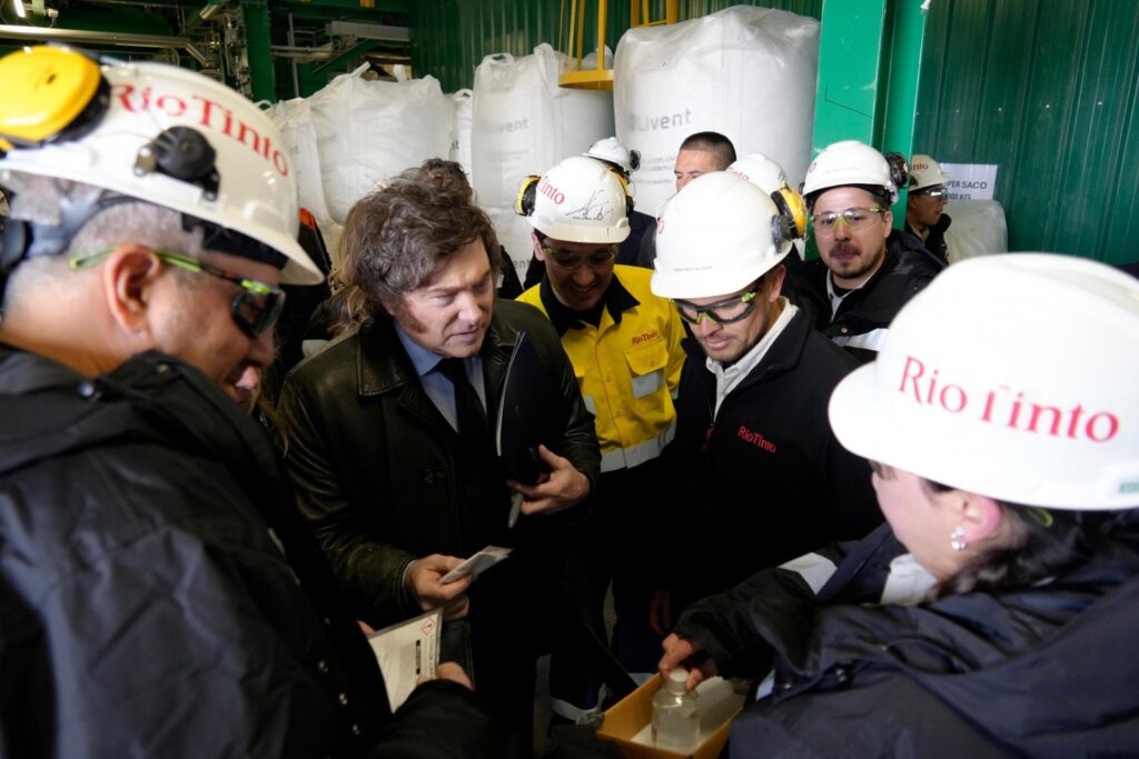 Javier Milei saluda a trabajadores con casco durante la recorrida por las plantas de litio de Rio Tinto