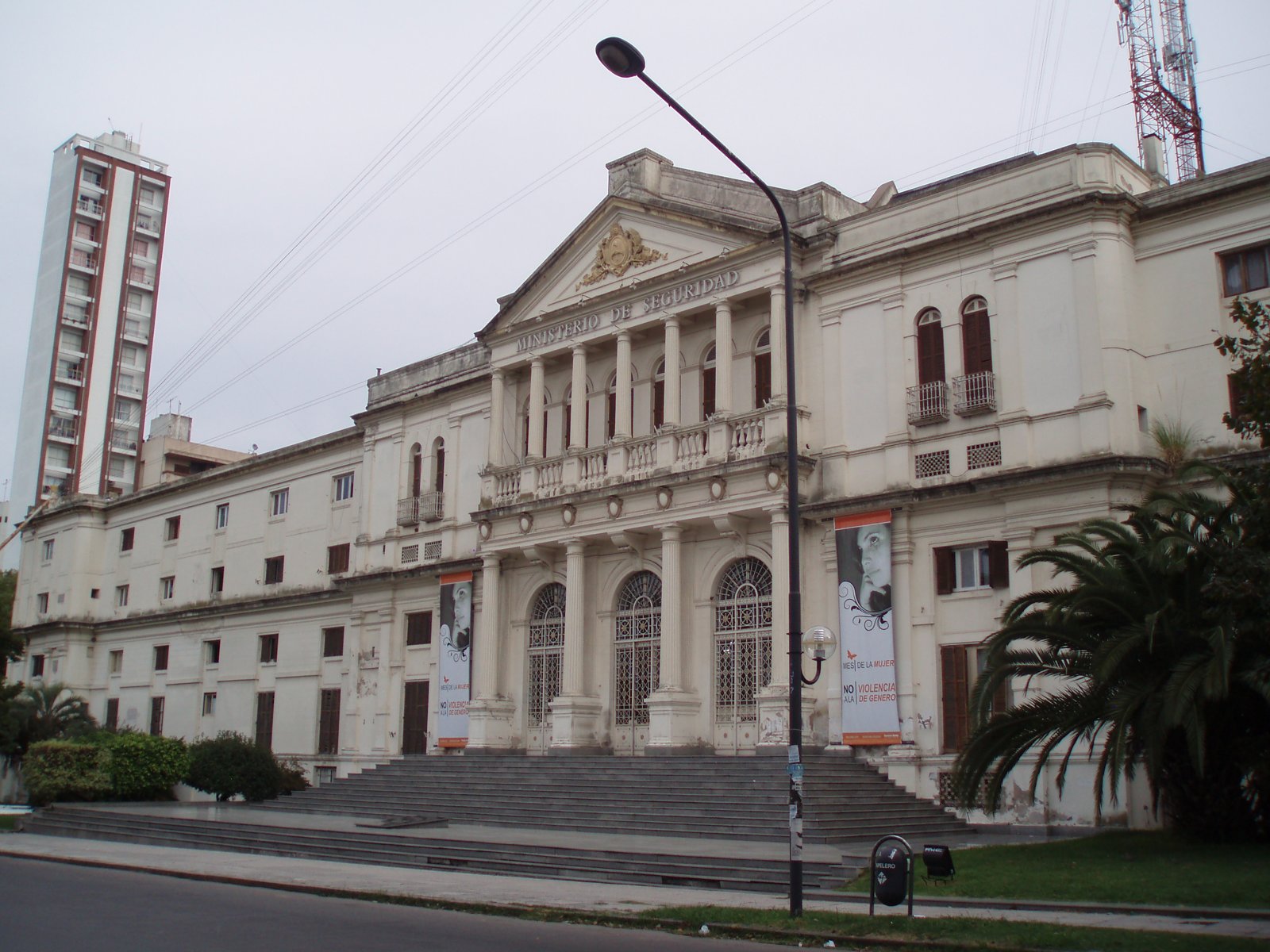 Sede del Ministerio de Seguridad bonaerense en La Plata, que licita una plataforma de geolocalización