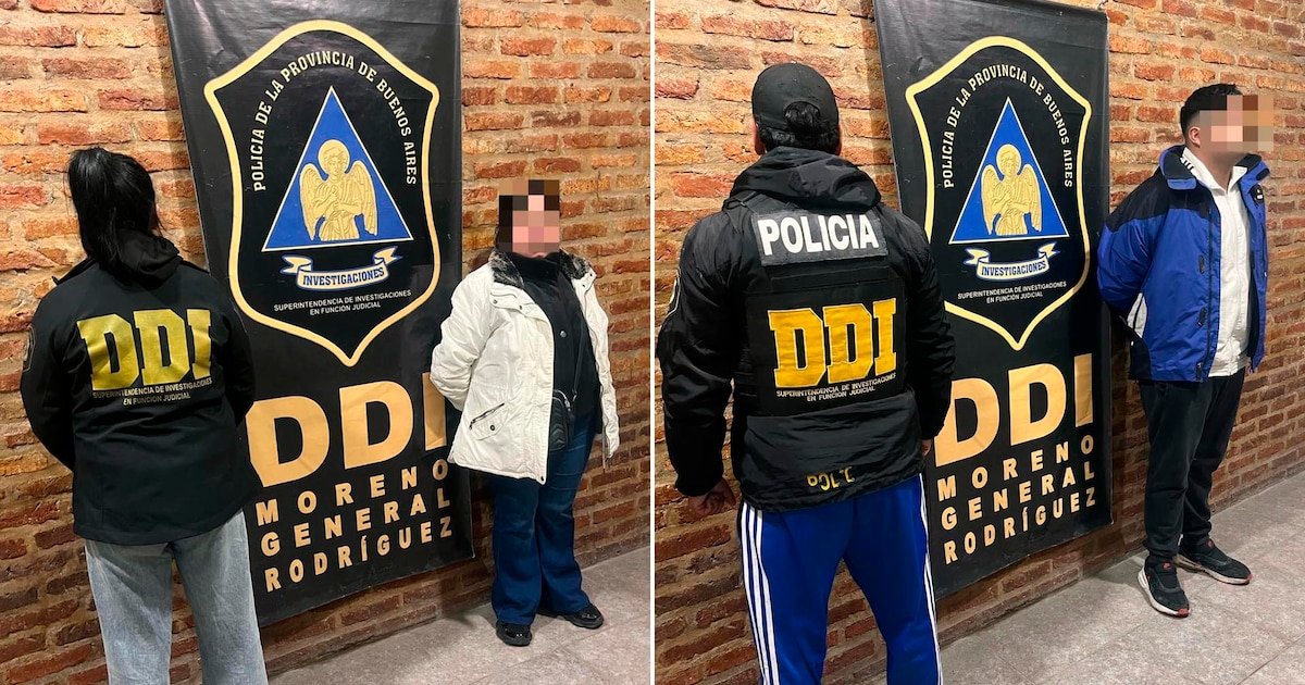 Policías bonaerenses custodian a los aprehendidos por el caso del repartidor baleado en Moreno, con los rostros difuminados