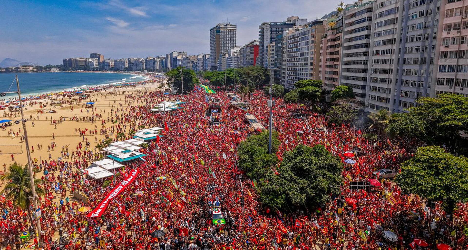 Elecciones en Brasil: multitud en Copacabana en el cierre de campaña de Lula