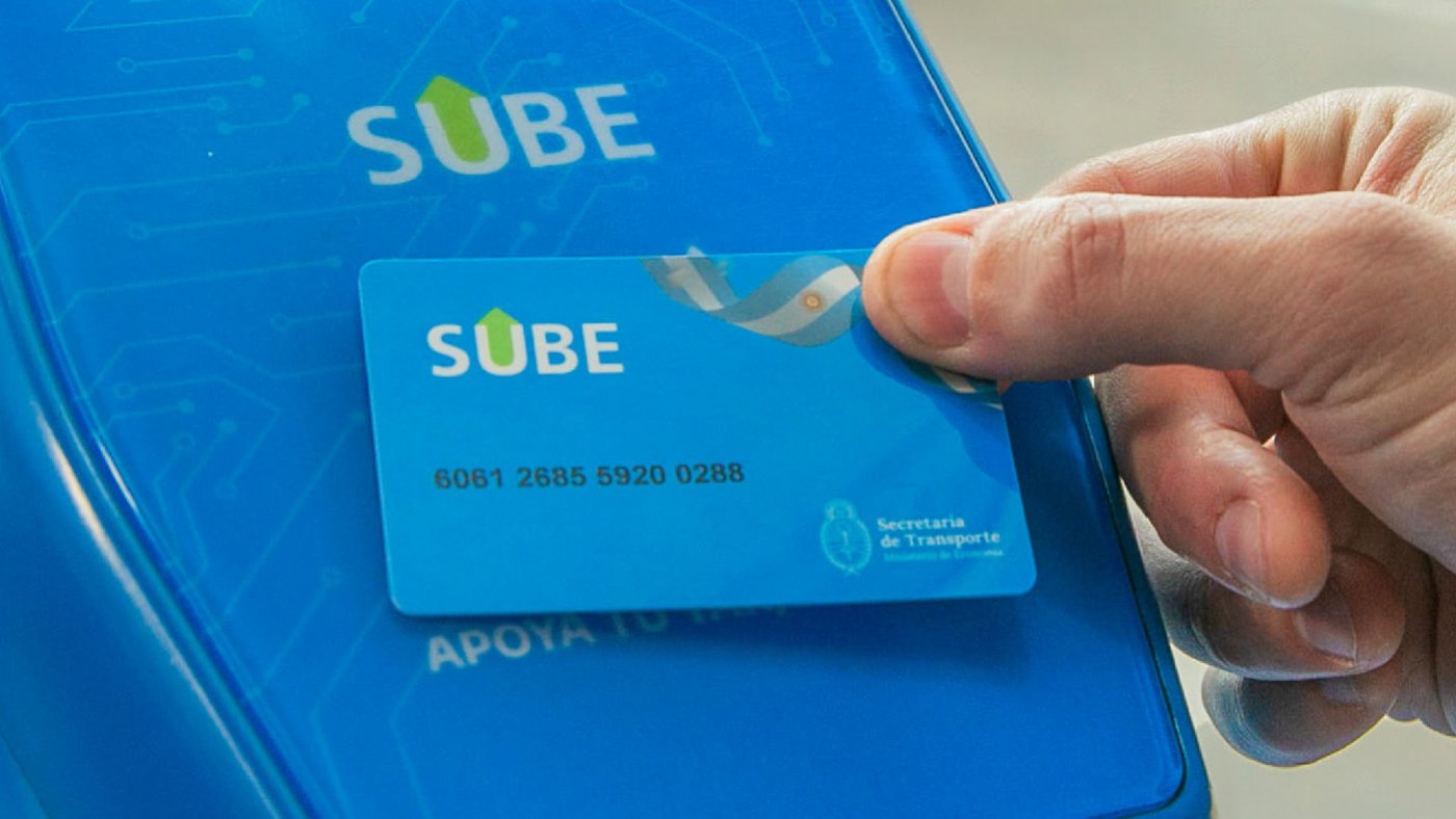 SUBE cumple 16 años: una mano apoya la tarjeta SUBE sobre una validadora