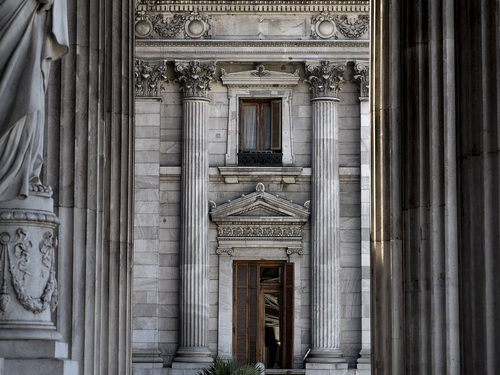 Columnas y fachada de piedra del Palacio del Congreso de la Nación, en Buenos Aires, vistas desde el pórtico de la entrada principal