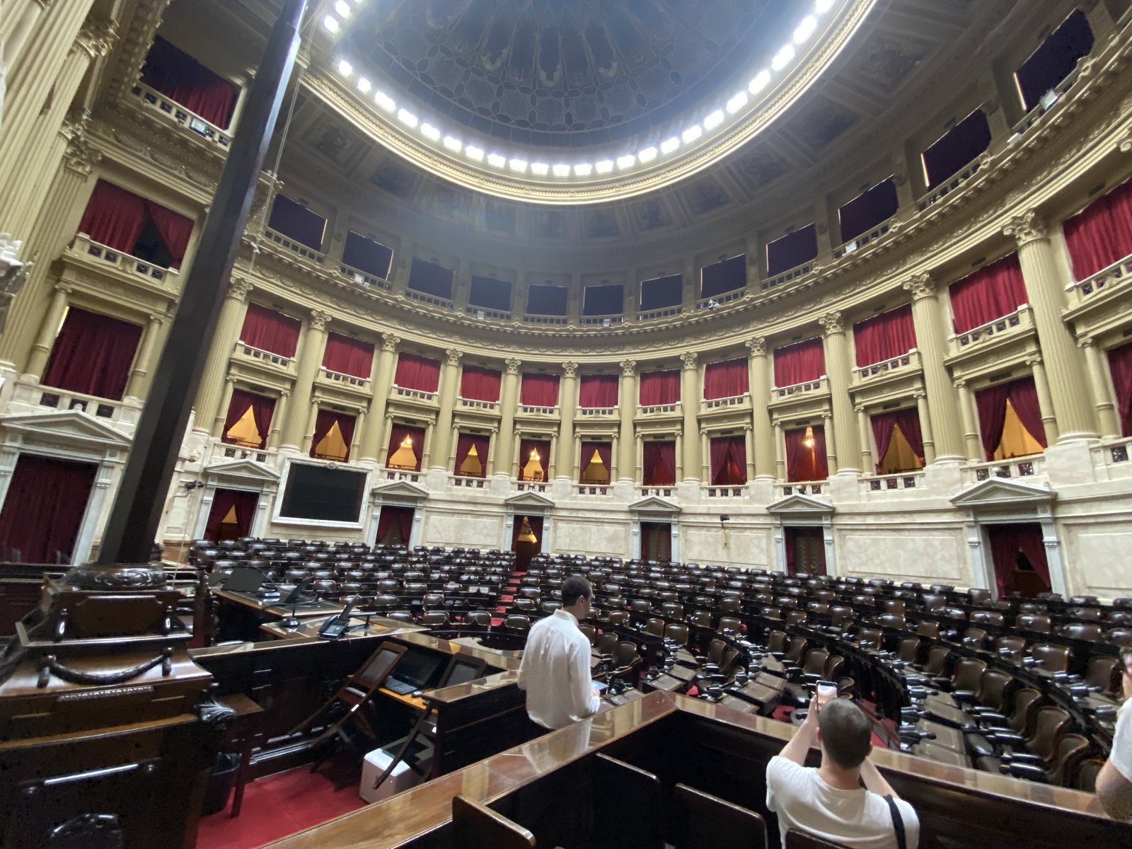 Recinto vacío de la Cámara de Diputados de la Nación, con sus bancas y palcos