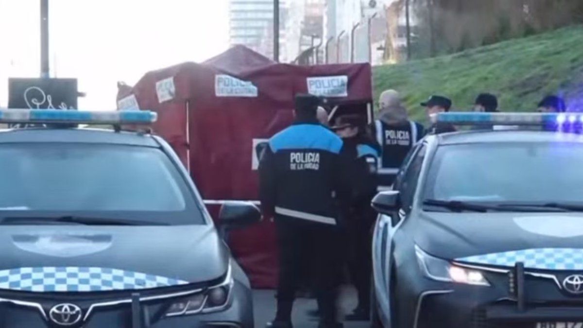 Patrulleros y efectivos de la Policía de la Ciudad en el operativo por el crimen en Palermo