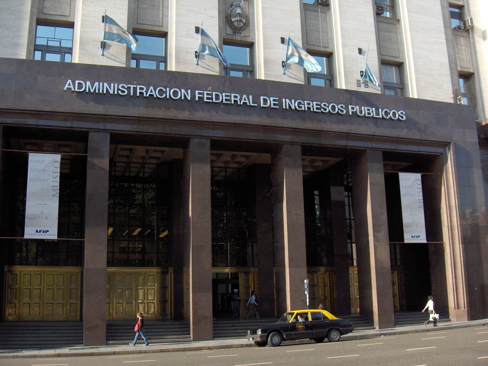 Fachada del edificio central del organismo recaudador nacional, sobre la calle Hipólito Yrigoyen, frente a Plaza de Mayo, en Buenos Aires