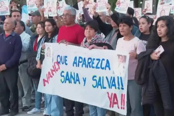 Familiares y vecinos marchan en Esquina con una bandera que pide por la aparición de Nancy Godoy