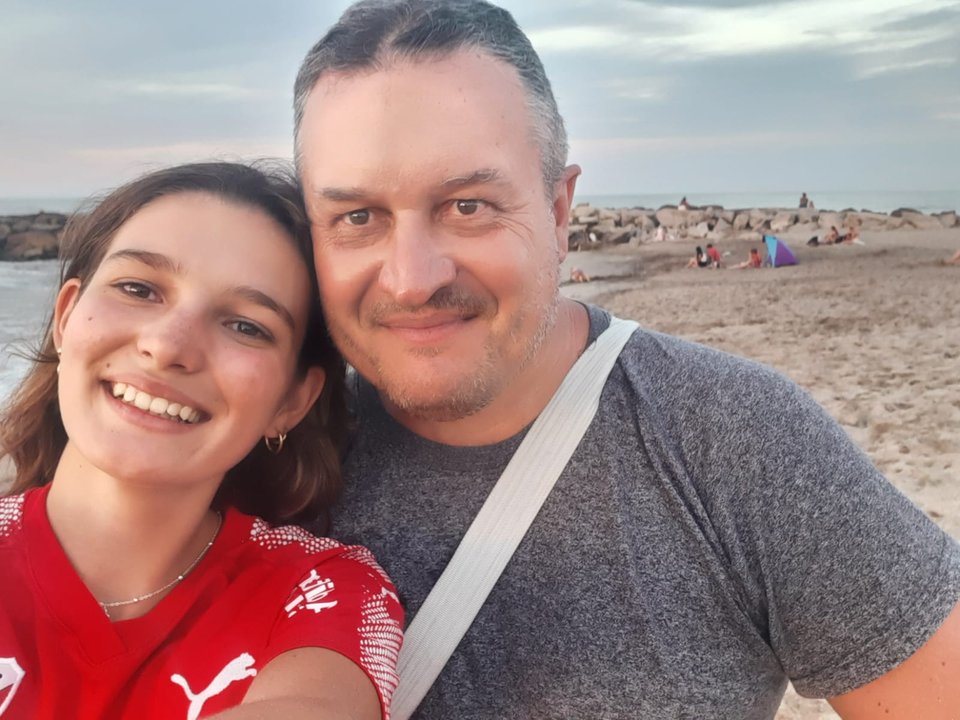 Valentina García sonríe junto a su padre Alejandro en la playa