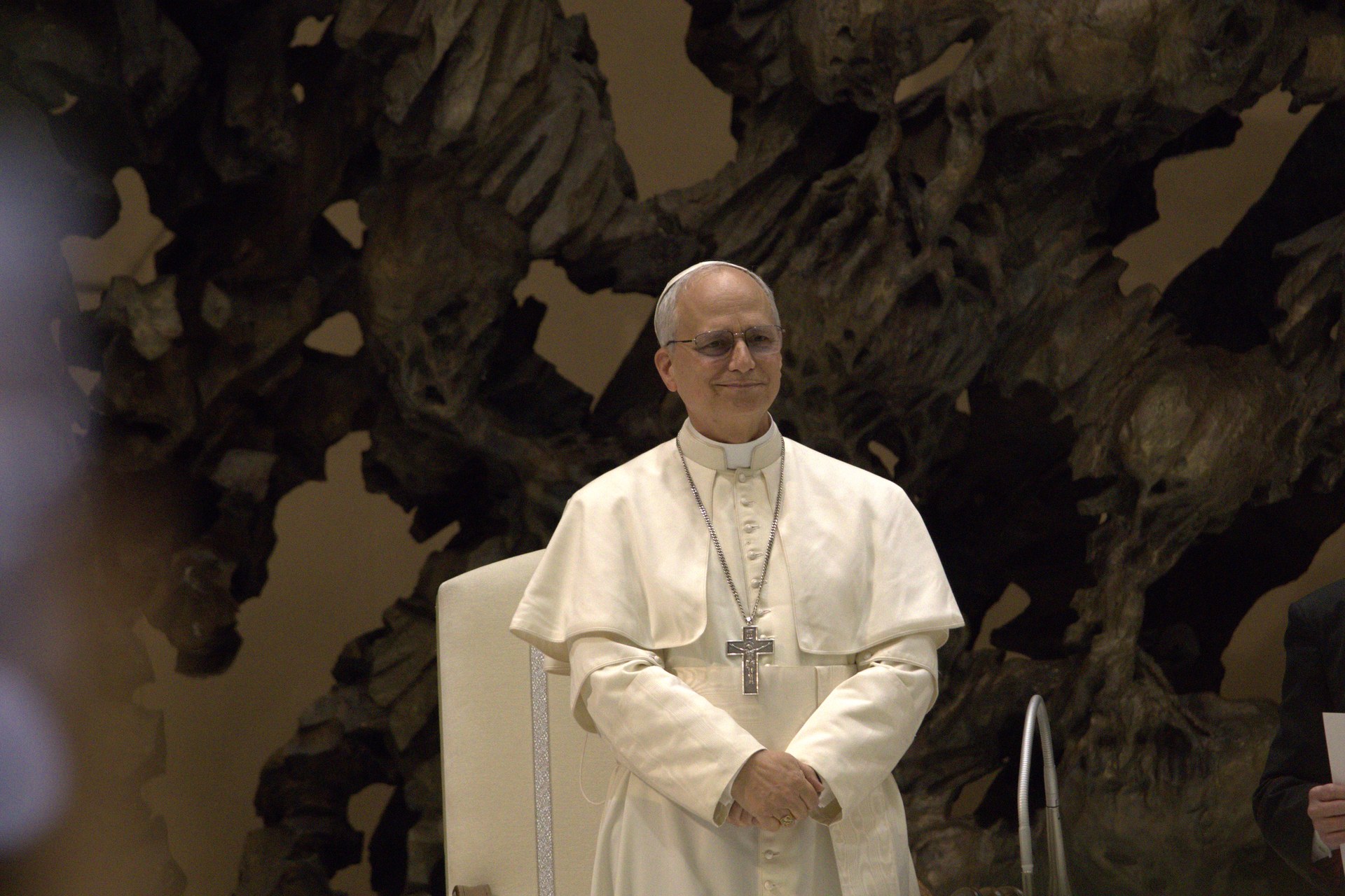 El papa León XIV, vestido de blanco, en una audiencia en el Vaticano