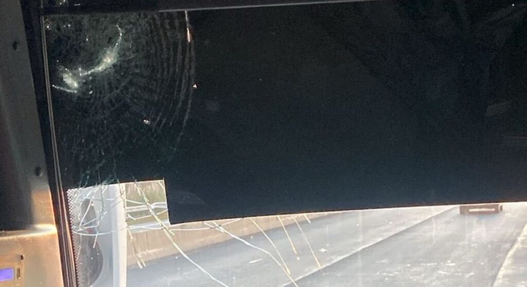 Parabrisas astillado por una piedra arrojada contra un auto, un reflejo de la falta de seguridad en rutas bonaerenses