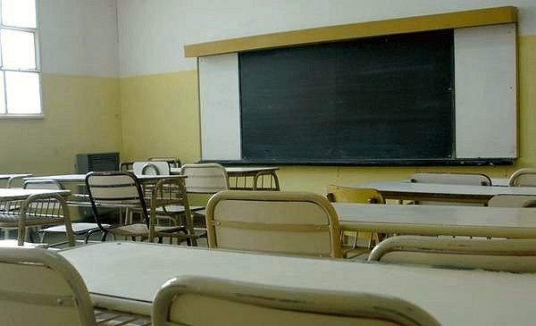 Aula vacía con pupitres y pizarrón, en referencia al paro docente de 48 horas en la provincia de Buenos Aires