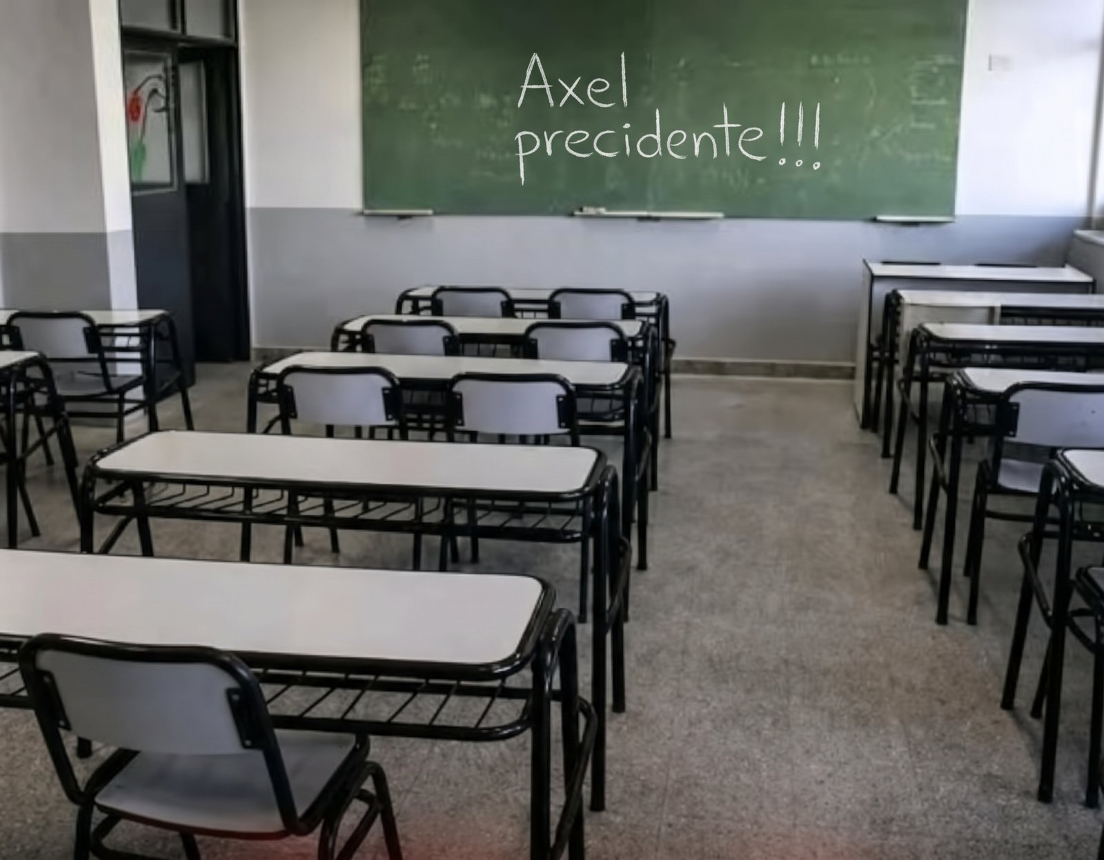 Aula vacía con la frase "Axel precidente!!!" escrita en el pizarrón