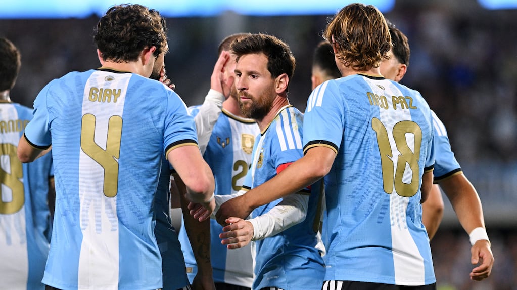 Lionel Messi en acción ante Benín en el Monumental