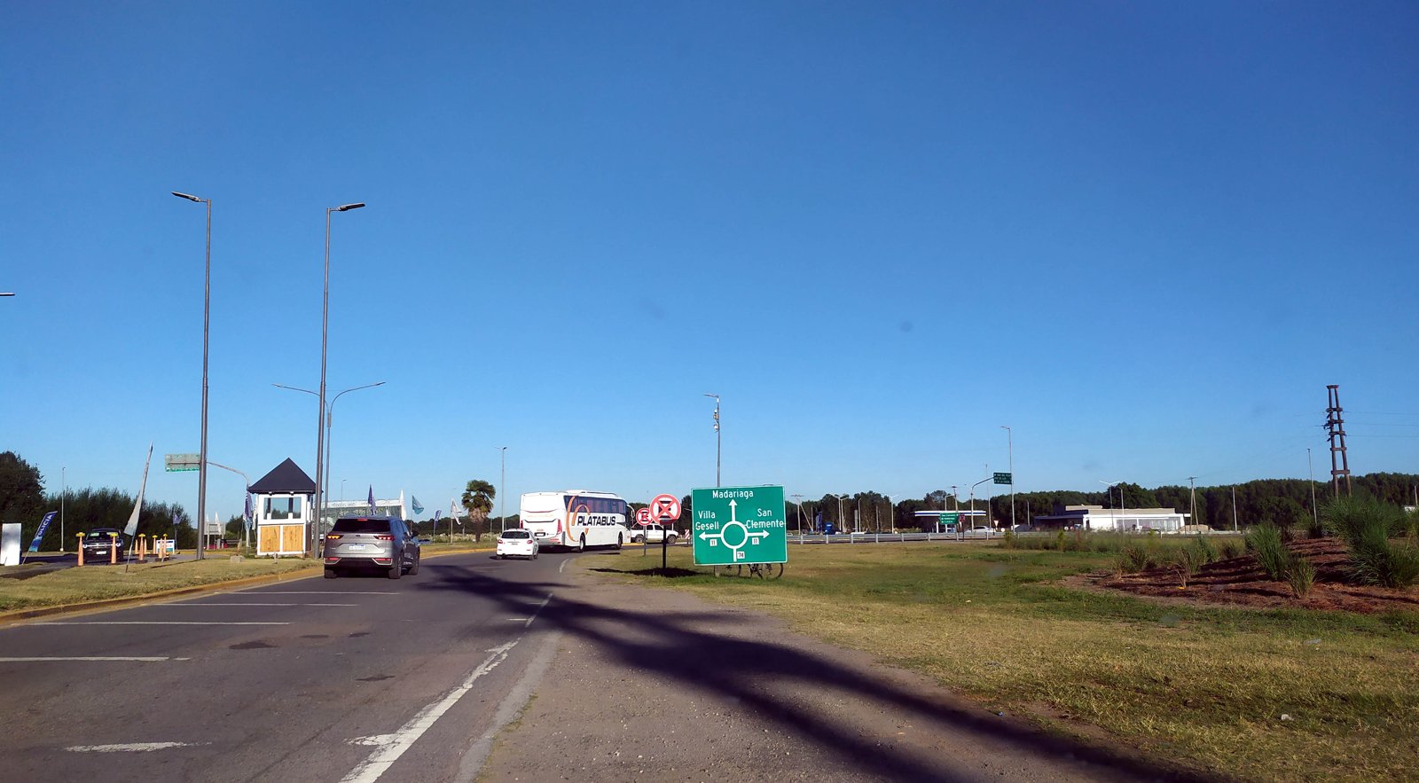 Rotonda en el cruce de la Ruta 74 y la Ruta 11, en la provincia de Buenos Aires, con señales viales