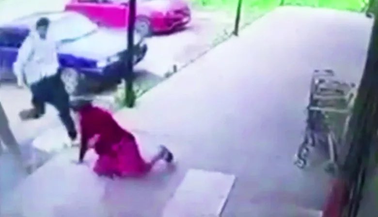 Cámara de seguridad registra el robo armado en La Colonia: uno de los delincuentes patea a una mujer en la vereda del Almacén Reyes