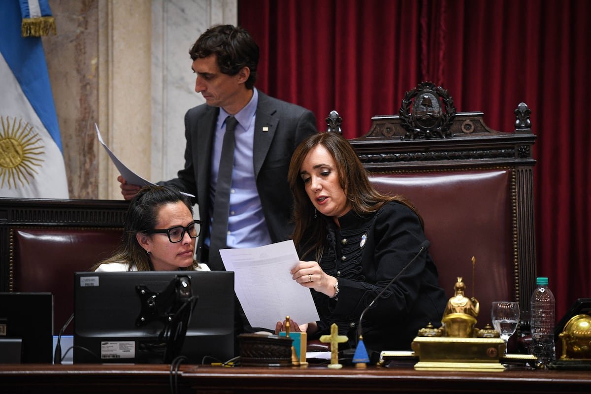 Estrado de la presidencia del Senado durante la sesión en la que se aprobó la reforma de la Ley de Salud Mental