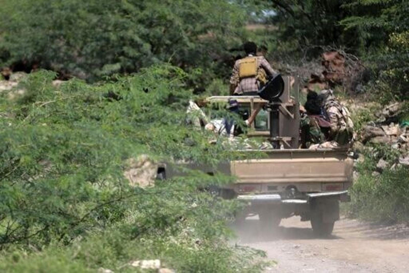 Soldados del gobierno yemeni en una camioneta cerca del frente de Jabal Han, al oeste de Taiz
