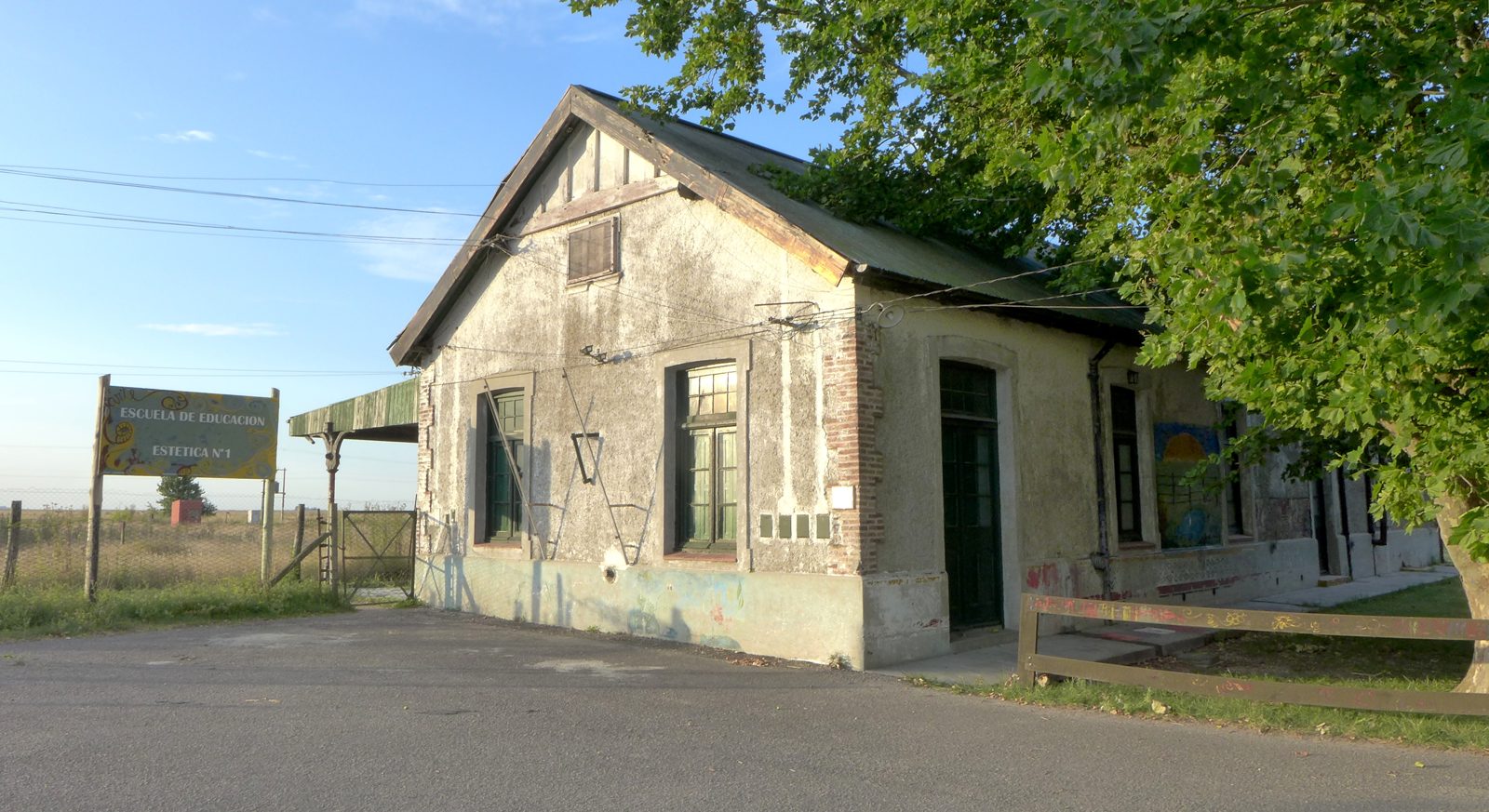 Ex estación de tren de Tapalqué, hoy escuela de educación estética, un día de sol
