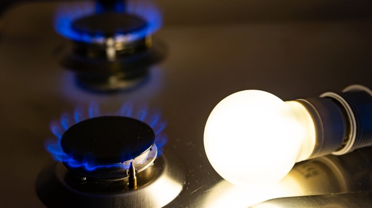 Hornalla de gas encendida y lámpara de luz, en referencia a las tarifas de luz y gas de noviembre