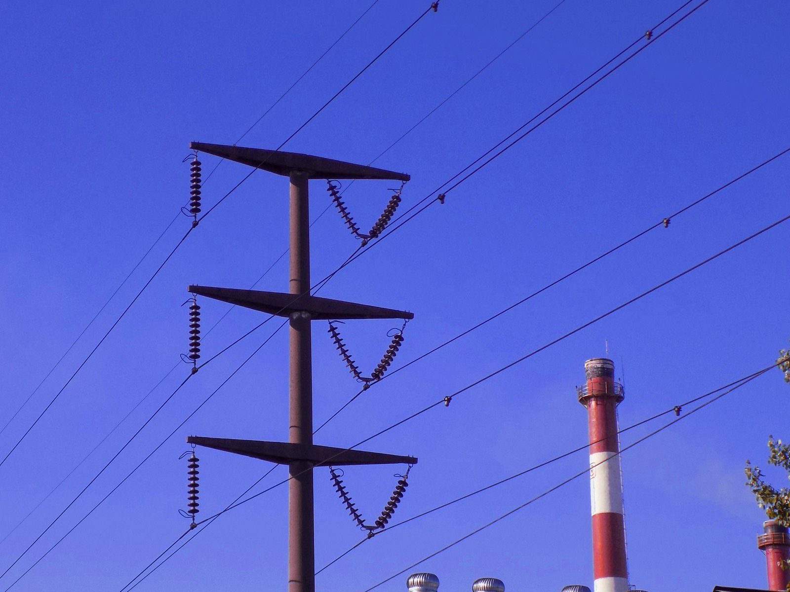 Torre de tendido eléctrico de media tensión en Solano, en el sur del conurbano, en una nota sobre tarifas de luz y gas