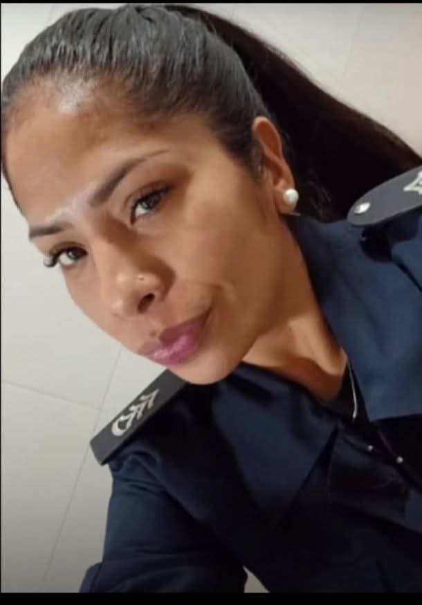 Selfie de una joven policía con el uniforme azul de la fuerza